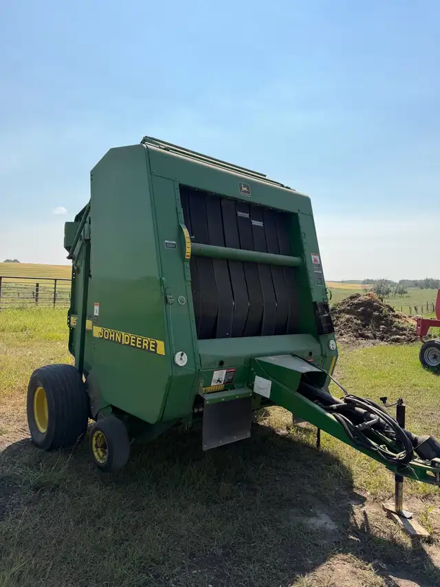 John Deere 566 baler