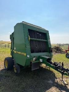 John Deere 566 baler