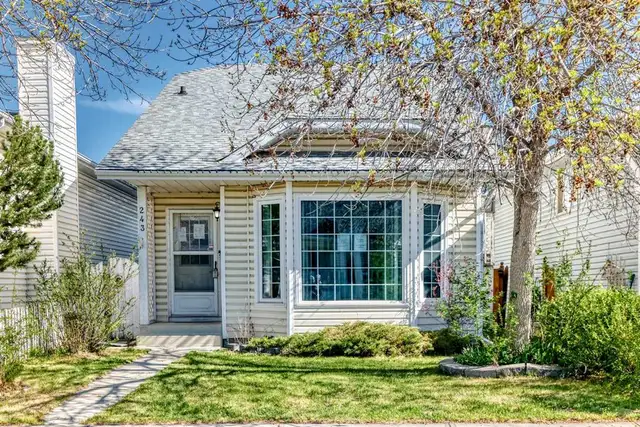 Bank-owned House 4 Sale in Erin Woods SE Calgary for $449,000