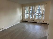 3 Bed   Den Townhouse Style Apartment - Photo 2