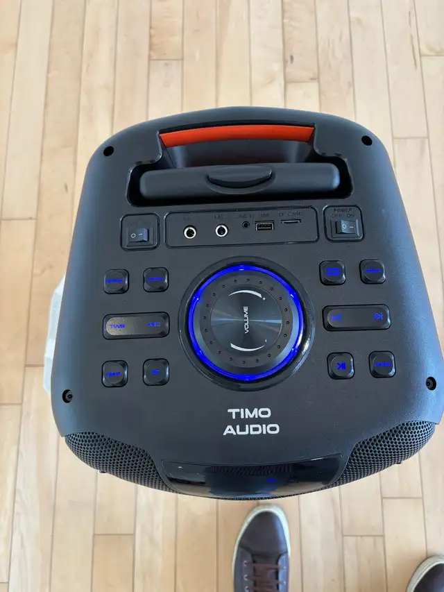 chair and Bluetooth speaker for rent