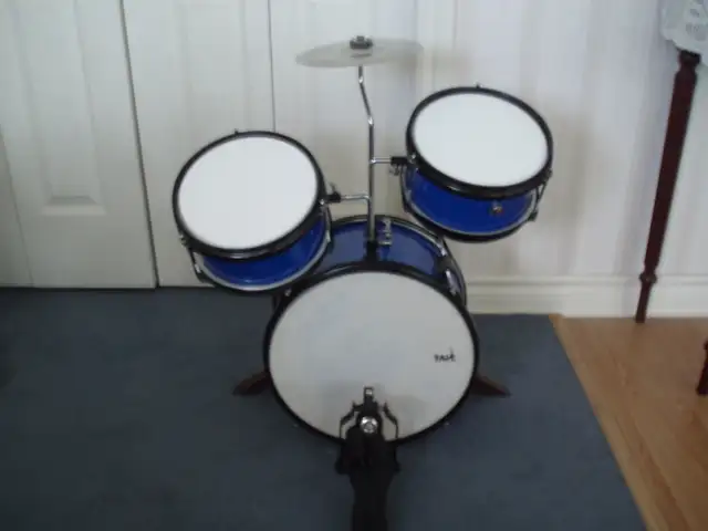 CHILD'S  DRUM SET  -  FOR  AGES  3 - 8