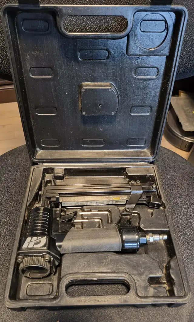 CAMPBELL HAUSFELD 18GA BRAD NAILER & STAPLER – CASE – TESTED