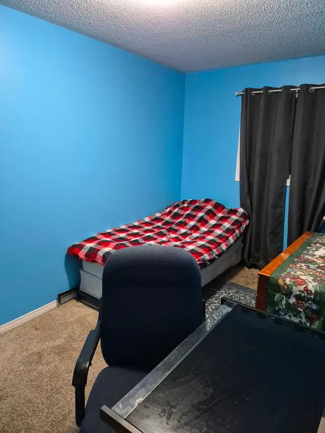 Fully furnished room for rent in orillia in a quiet townhouse.