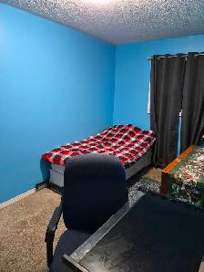 Fully furnished room for rent in orillia in a quiet townhouse.