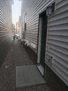 Beautiful 2 Bedroom LEGAL Basement Apartment - Photo 2
