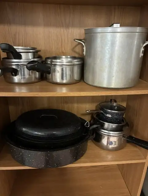 MOVING SALE - Kitchen Pots & pans