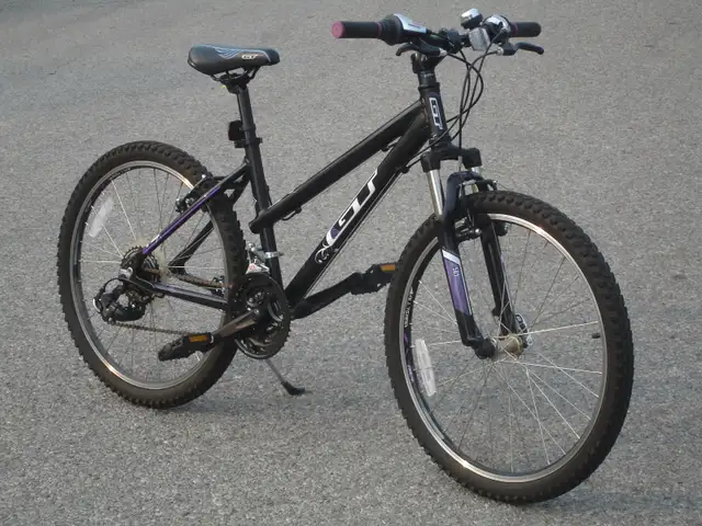 LIKE NEW SMALL FEMALES LIGHT 24' GT LAGUNA 21 SPD   SUSPENSION!