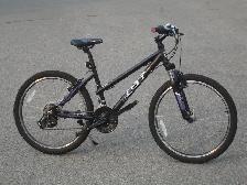 LIKE NEW SMALL FEMALES LIGHT 24' GT LAGUNA 21 SPD   SUSPENSION! - Photo 3