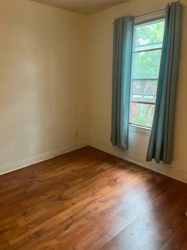 Large, sunny 4.5 at Lionel Groulx - brick walls, balcony