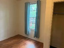 Large, sunny 4.5 at Lionel Groulx - brick walls, balcony - Photo 2