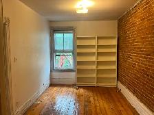 Large, sunny 4.5 at Lionel Groulx - brick walls, balcony - Photo 3