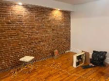 Large, sunny 4.5 at Lionel Groulx - brick walls, balcony - Photo 4