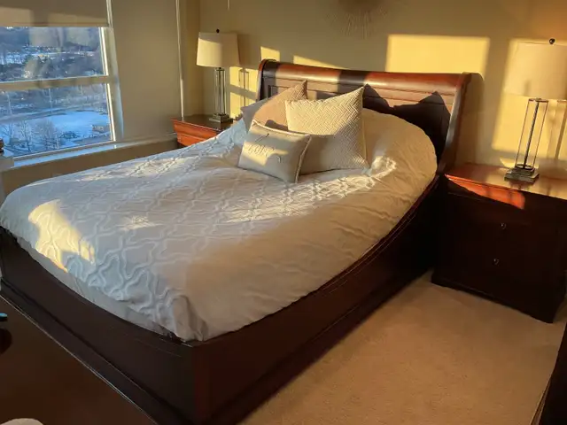 BEAUTIFUL SOLID WOOD BEDROOM SET