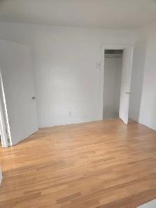 Grand 4 1/2 Tout inclus  Arrière cours - Photo 2