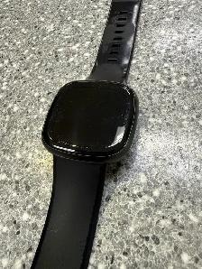 Fitbit Versa 4 w/charger - Photo 3