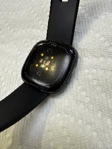 Fitbit Versa 4 w/charger - Photo 4