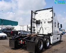 2023 Freightliner Cascadia - 395K Kilometers Driven - Photo 5