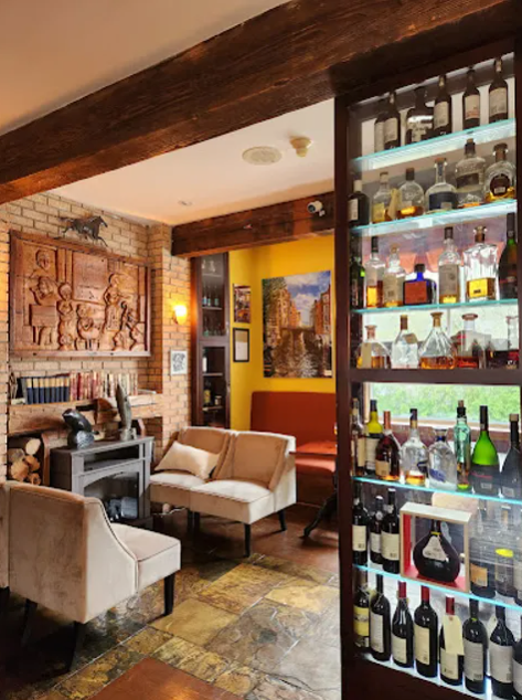 EXPERIENCED LINE COOK WANTED - SMALL FAMILY-OWNED RESTAURANT