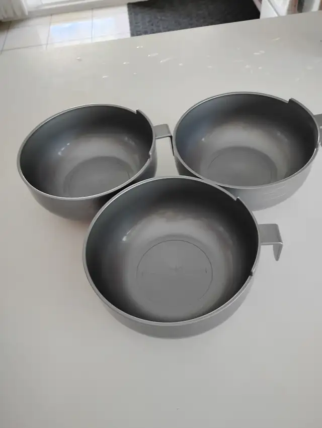 3CONTENANTS NEUFS VAISSELLE GRIS MATRIX KORÉA 3'HAUx6'LAR$5.00CH