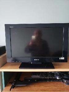 SONY SMALL 22''LED TV WITH REMOTE IN MINT COND.