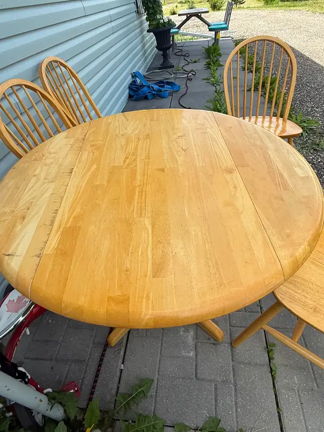 Round Table with 4 Chairs