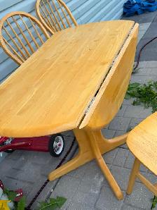 Round Table with 4 Chairs - Photo 2