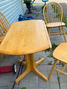 Round Table with 4 Chairs - Photo 3