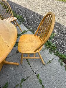 Round Table with 4 Chairs - Photo 5