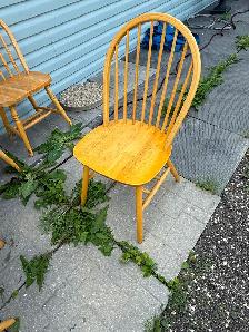 Round Table with 4 Chairs - Photo 6