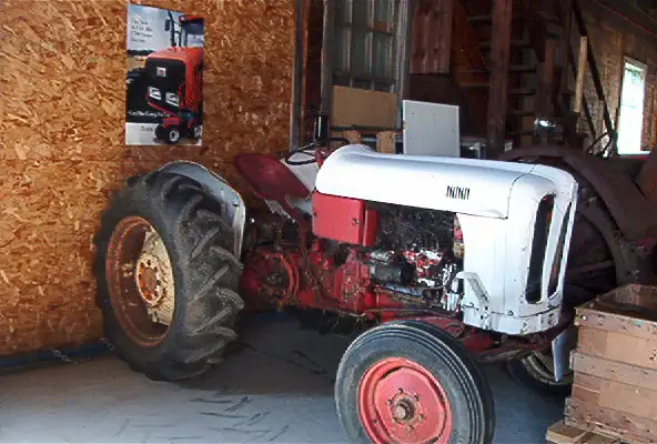 antiquité : tracteur agricole