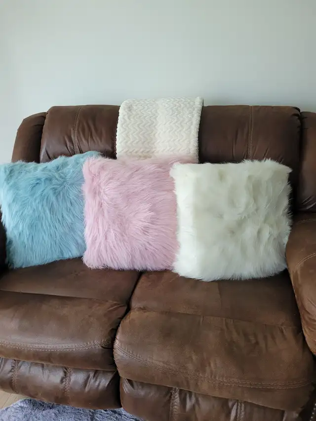 Coussins en peluche neufs