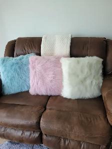 Coussins en peluche neufs