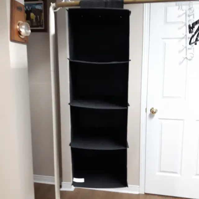 RANGE-TOUT À4 TABLETTES 7'x11'ÀSUSPENDRE DANS GARDE-ROBE: $10.00