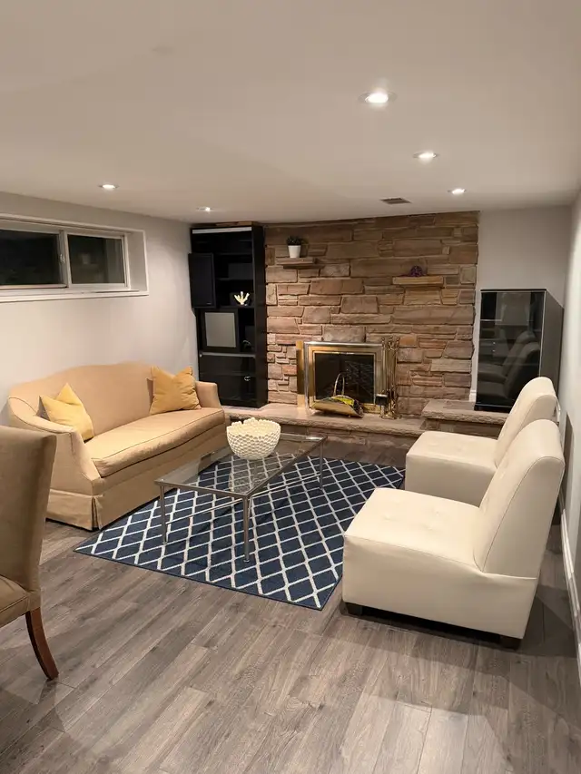 Lovely2 bedrooms furnished walk out in the house