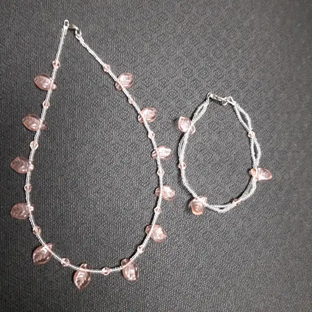 2SETS NEUFS:COLLIER BRACELETS COLLIER BOUCLES D'OREILLES$10.00CH