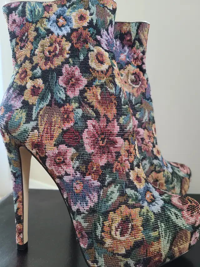 Brand new women bootis Size 8