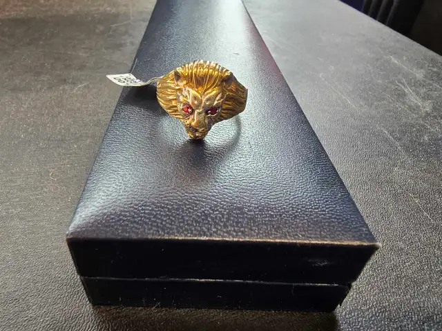 10K Yellow Gold Lions Head ring with Red Stone Eyes