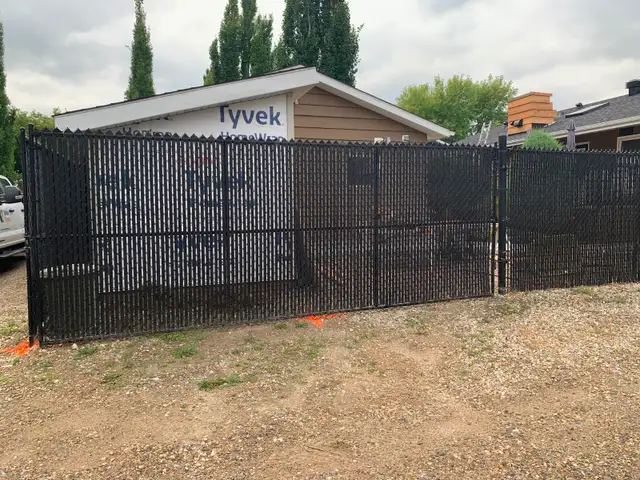 CHAIN LINK FENCE WITH PRIVACY SLATS