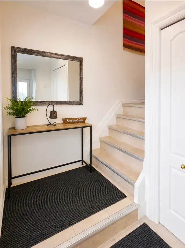 À louer / For Rent: 3BR Bright top Floor – Haute-Plaine