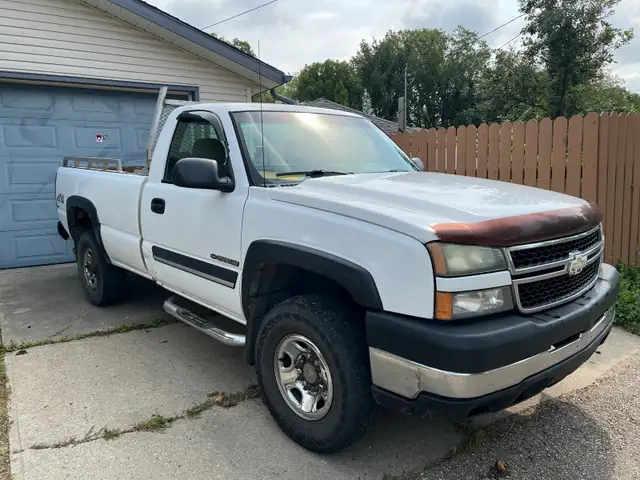 2006 Silverado 2500HD, 6 Liter Gas, Auto,, 404,00 KM Price $1875