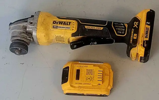 DEWALT 20V MAX XR Brushless 4-1/2' Grinder DCG413 (3234