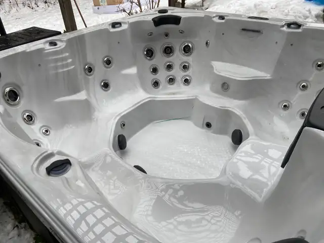 Door Crasher Sale! New 8 Seater Spa - 56 Jets - Free Delivery NA