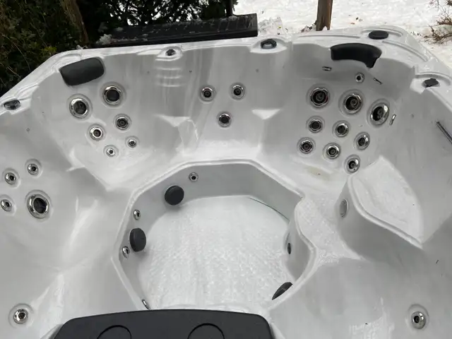 Door Crasher Sale! New 8 Seater Spa - 56 Jets - Free Delivery WH