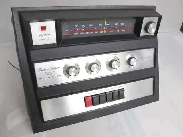 Vintage RCA Custom Series 25 console radio unit, excellent cond
