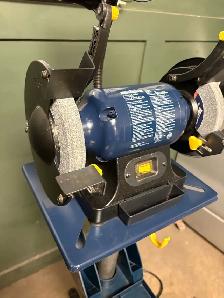 Bench Grinder Mastercraft 6" and Adjustable Stand(Like New)$110 - Photo 2