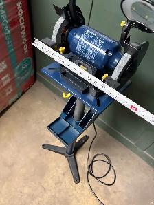 Bench Grinder Mastercraft 6" and Adjustable Stand(Like New)$110 - Photo 3