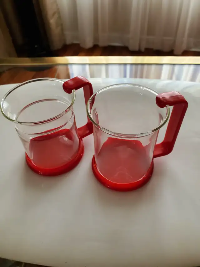 2TASSES NEUVES POUR ENFANT 3.5'HAU POIGNÉES PLASTIQUE $5.00CHAQU