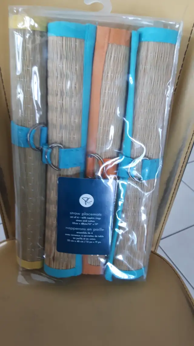 4 NAPPERONS NEUFS EN PAILLE 13'x19'SCELLÉS DANS EMBALAGE: $20.00