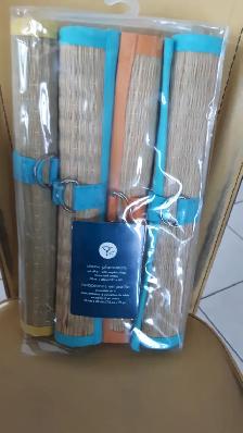 4 NAPPERONS NEUFS EN PAILLE 13'x19'SCELLÉS DANS EMBALAGE: $20.00